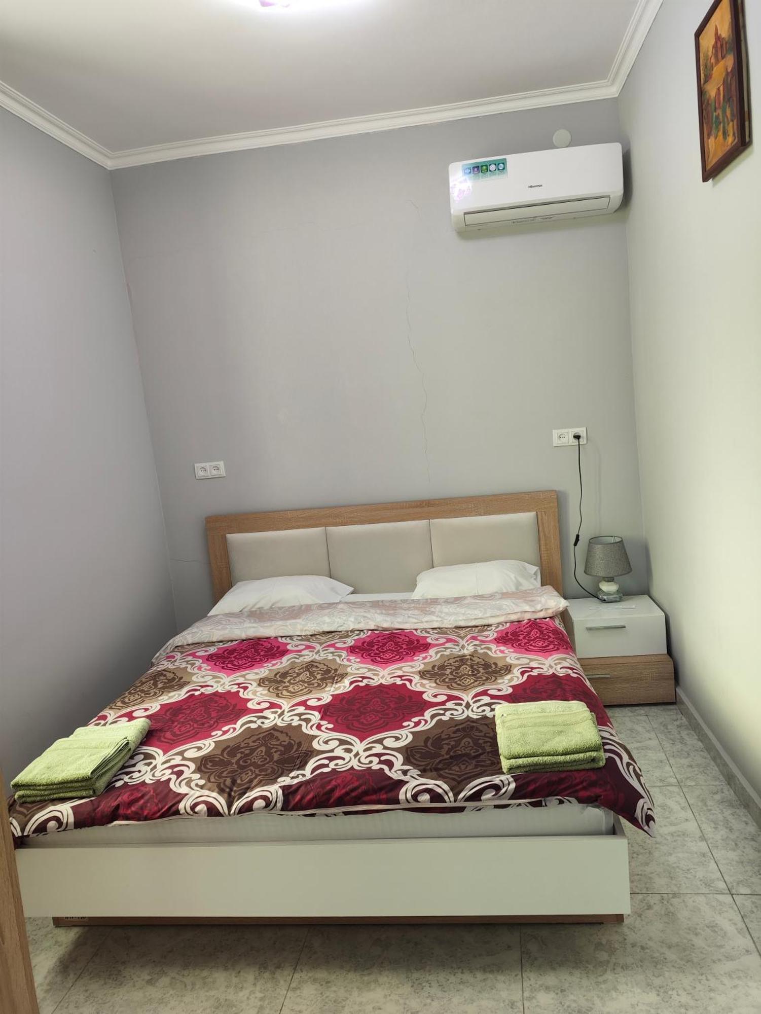 Apex Rest House Of 10 Rooms And Pool Erevan Quarto foto